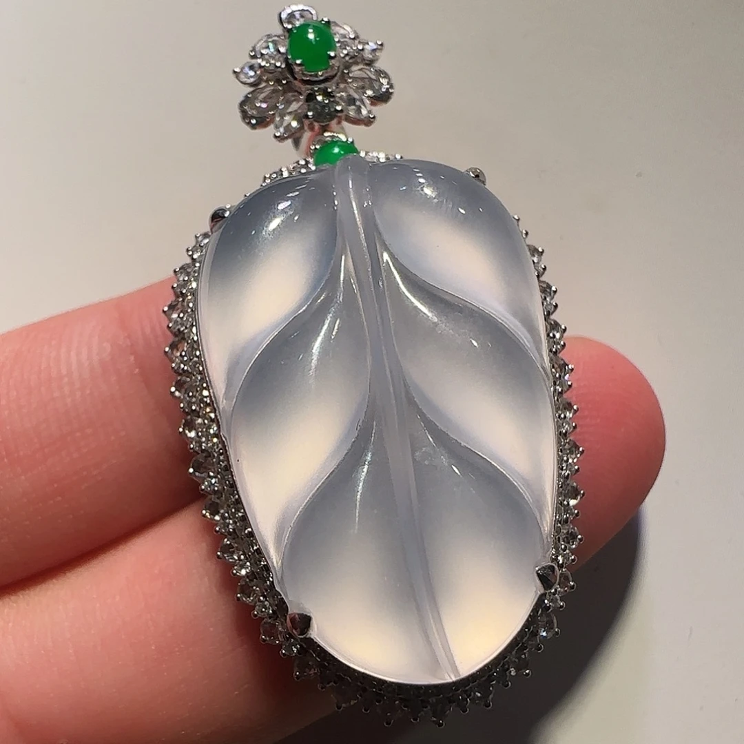 翡翠18K金镶嵌颈饰吊坠