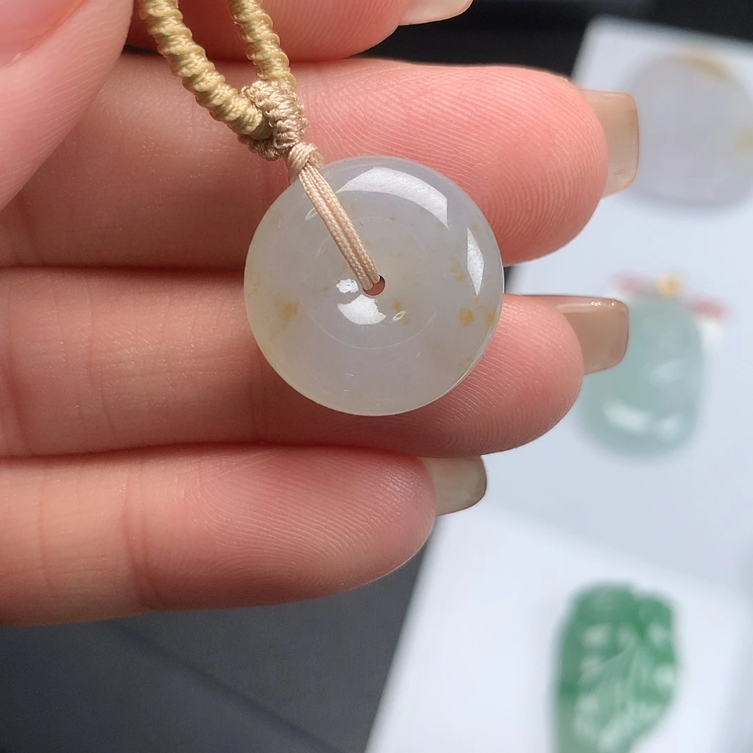 翡翠未镶嵌颈饰平安扣