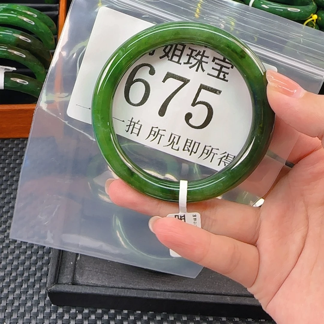 颈饰未镶嵌和田玉手镯59 675