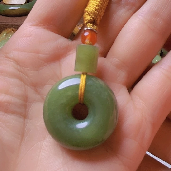 未镶嵌岫岩河磨玉（透闪石质玉）挂件