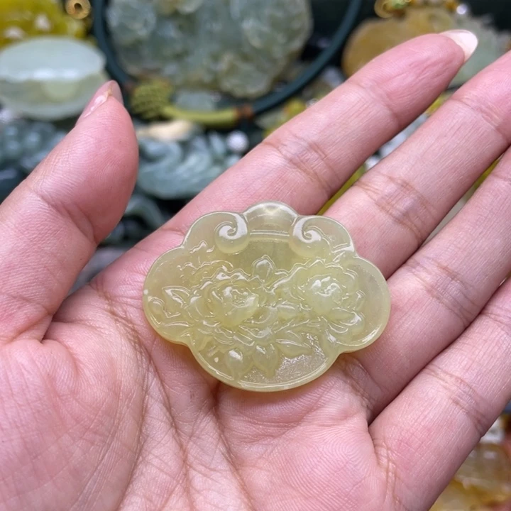 奶***~蛇纹石玉未镶嵌颈饰