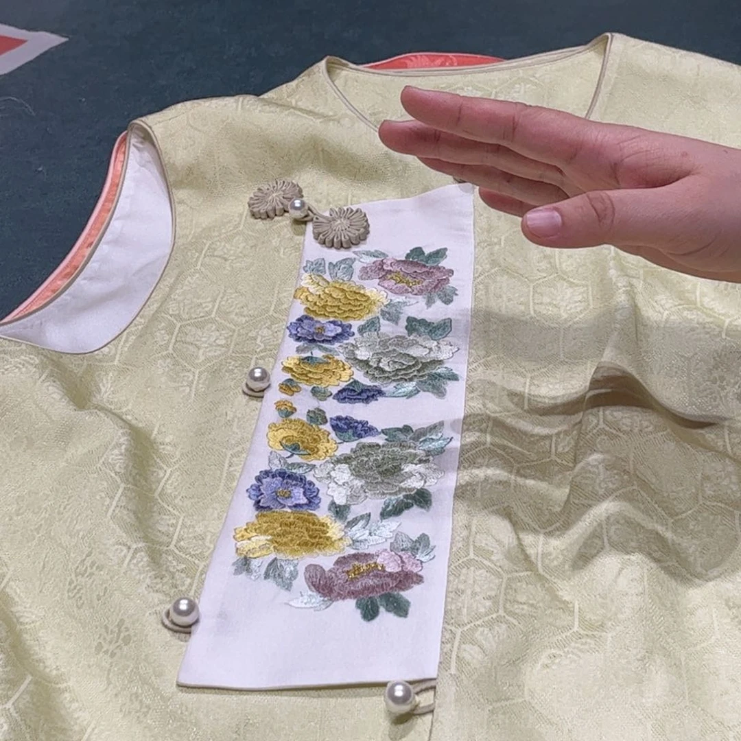 天***色刺绣纯手工。纯手工？纯手工