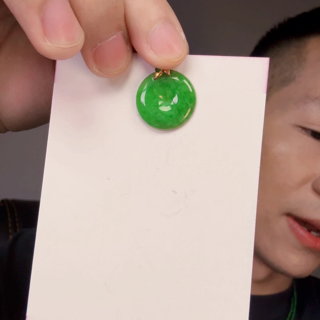 翡翠18K金镶嵌颈饰一件