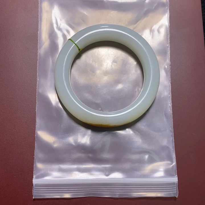 郝***饰和田玉未镶嵌手镯