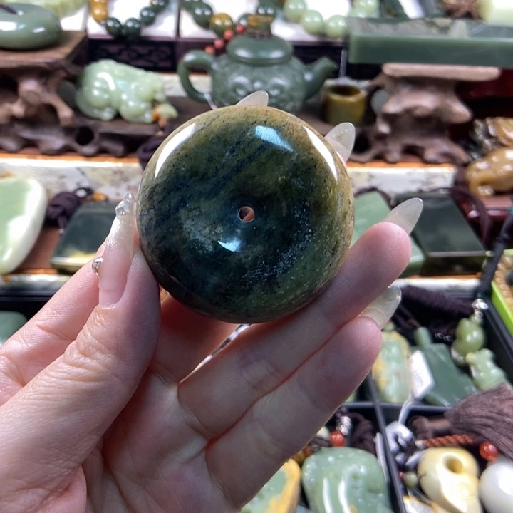 未镶嵌岫岩河磨玉（透闪石质玉）把件
