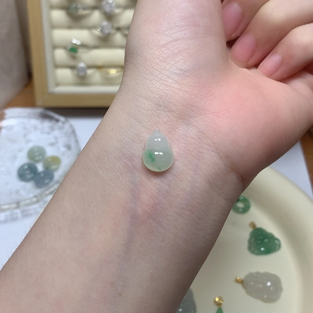 翡翠未镶嵌颈饰飘阳绿小葫芦