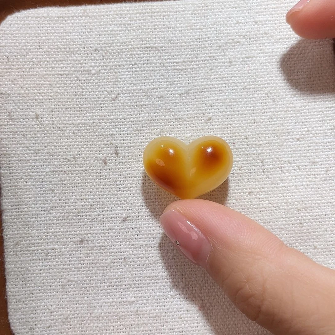 琥珀未镶嵌裸石屁桃卡21