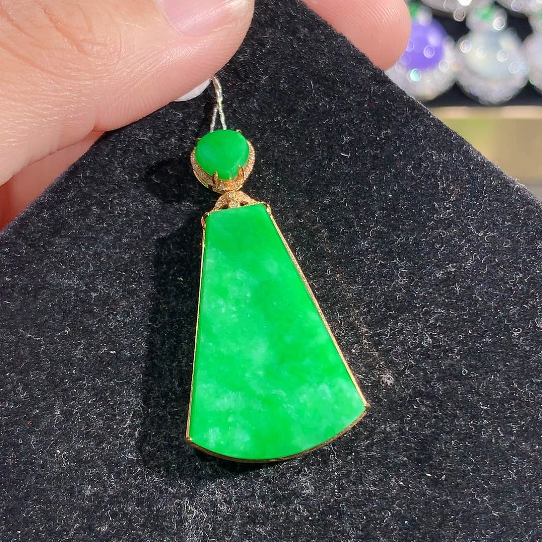 翡翠18K金镶嵌颈饰