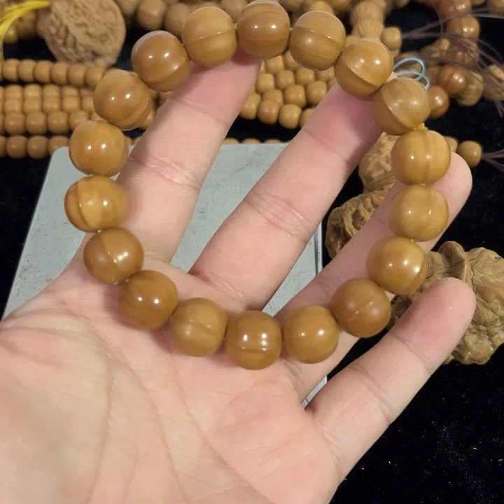 文玩核桃把件猴头二等鲨鱼背