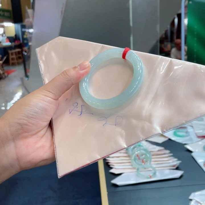 翡翠手镯未镶嵌手镯