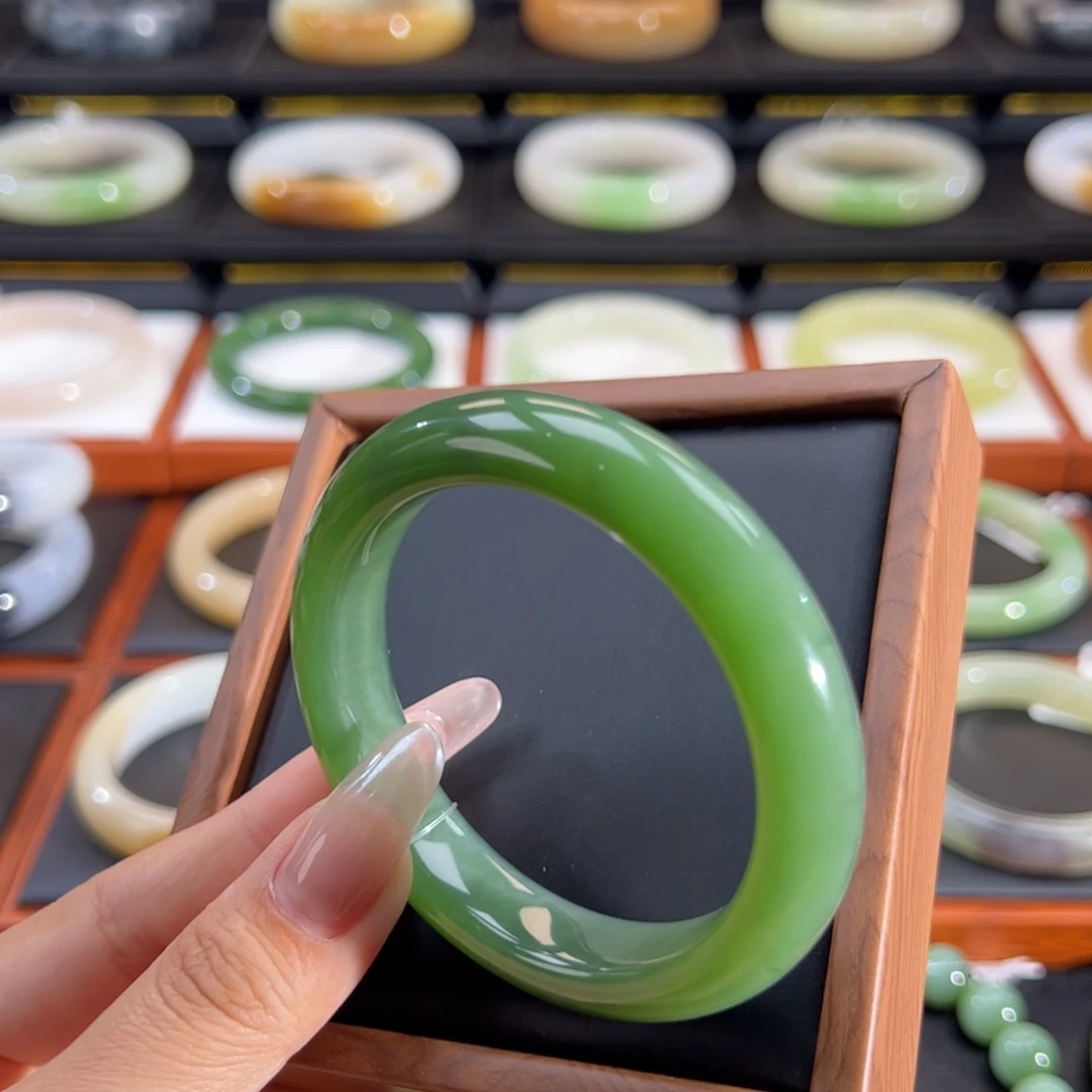 和田玉（碧玉）未镶嵌手镯冰绿猫