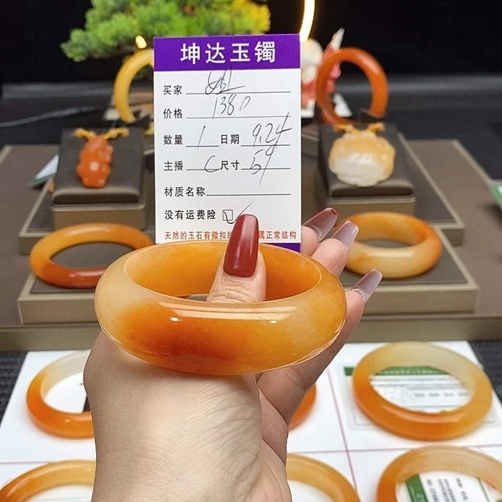 姐***着未镶嵌石英质玉（黄龙玉）手镯