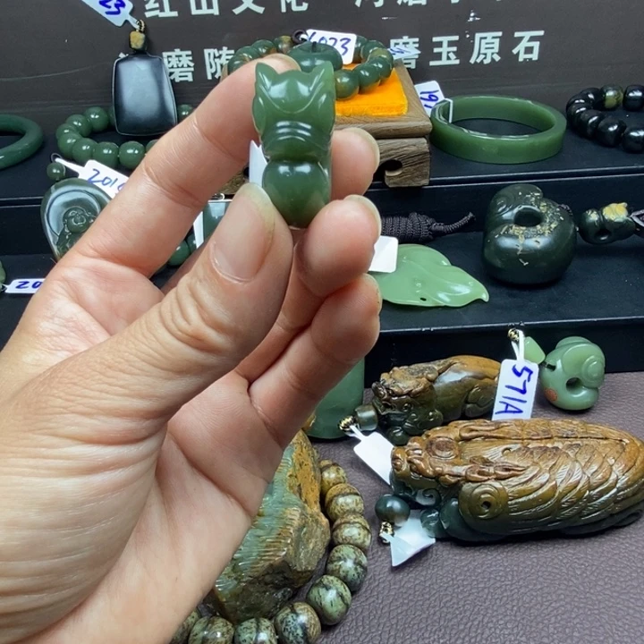 颈饰未镶嵌岫岩老玉（透闪石质玉）