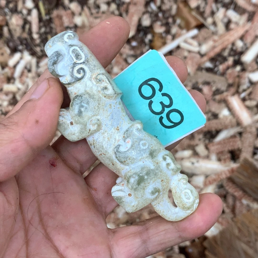 透闪石-蛇纹石玉未镶嵌颈饰