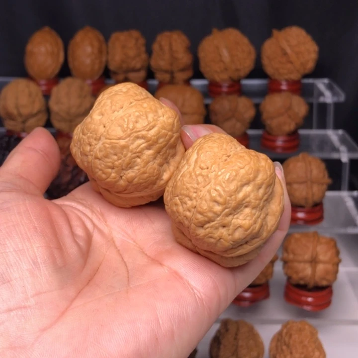 文玩核桃吊坠30方尊