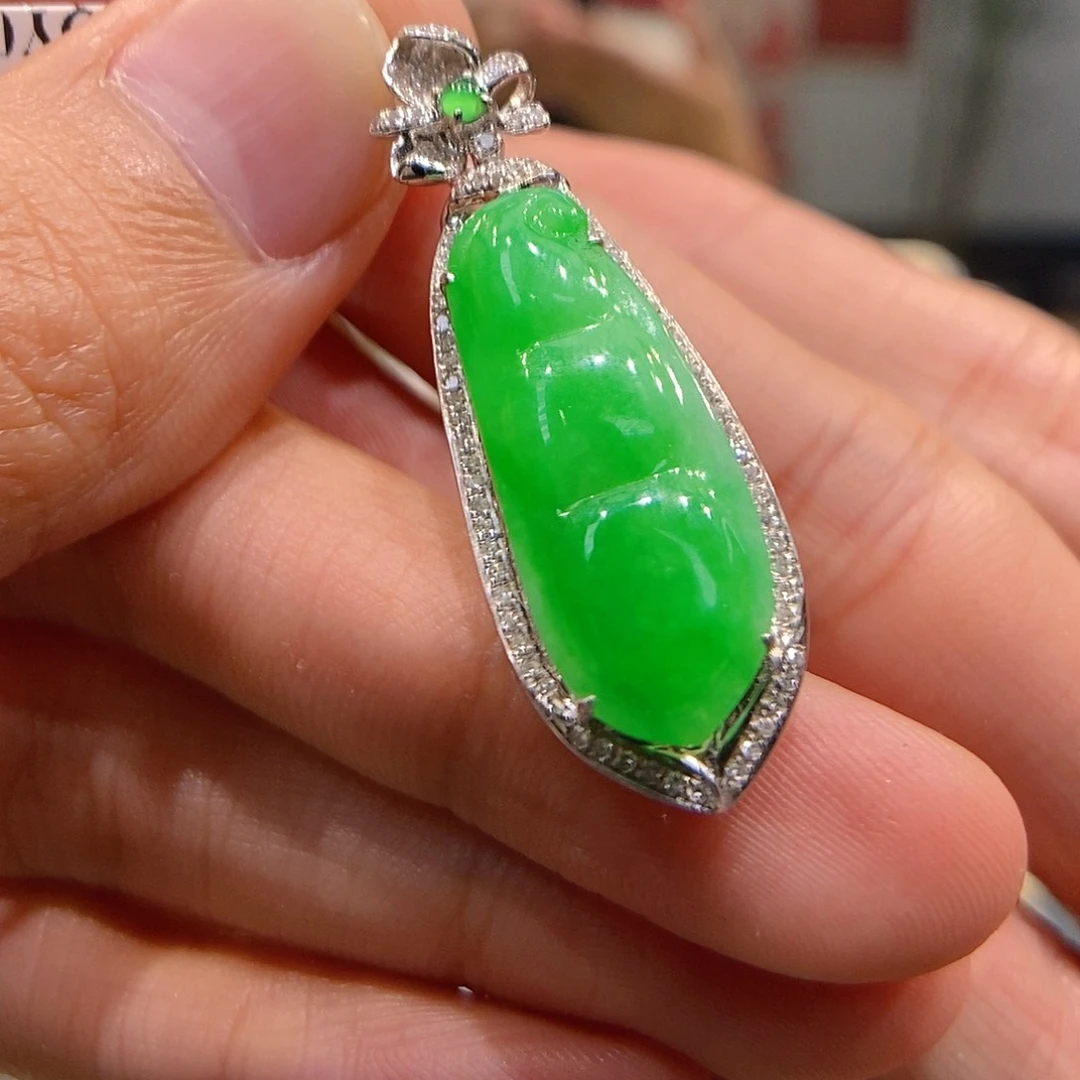 翡翠吊坠(不含链)18K金镶嵌豆子