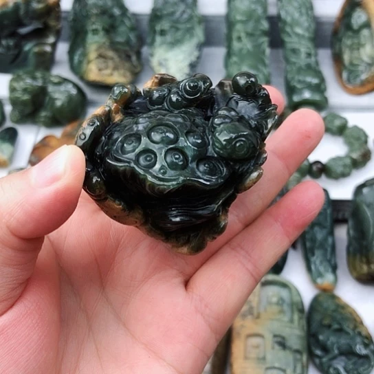 未镶嵌岫岩河磨玉（透闪石质玉）把件