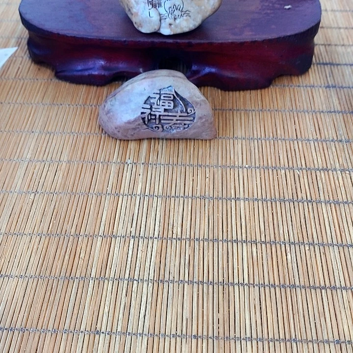黄***间原石雕刻工艺品手把摆件