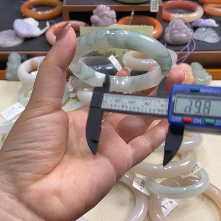 石英岩玉未镶嵌手镯