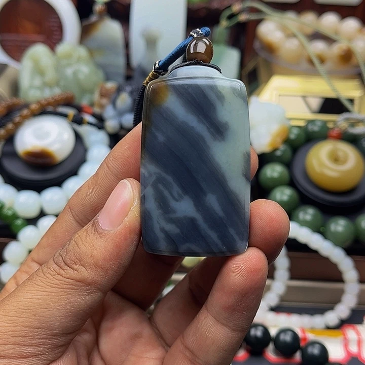 和田玉未镶嵌吊坠(不含链)自**彩