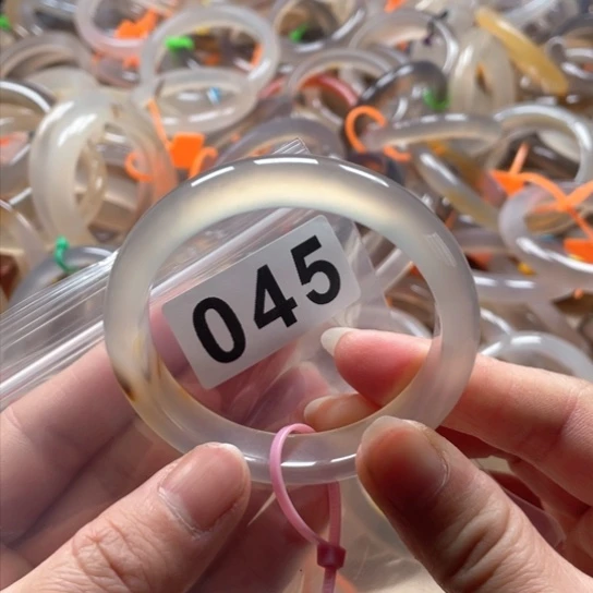 玛瑙/玉髓手镯未镶嵌你****尿