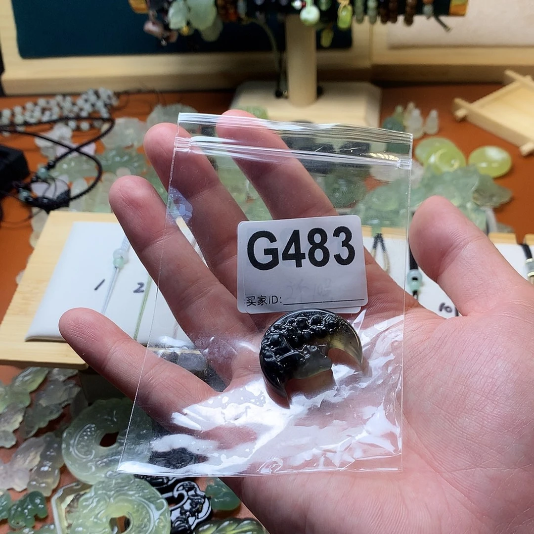 小***西未镶嵌蛇纹石玉颈饰