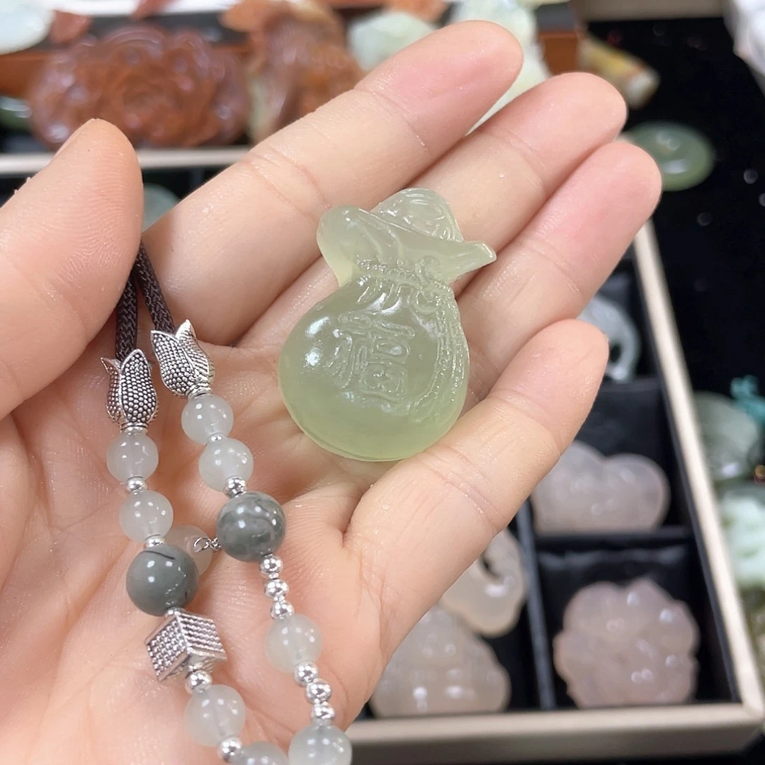蛇纹石玉颈饰合金
