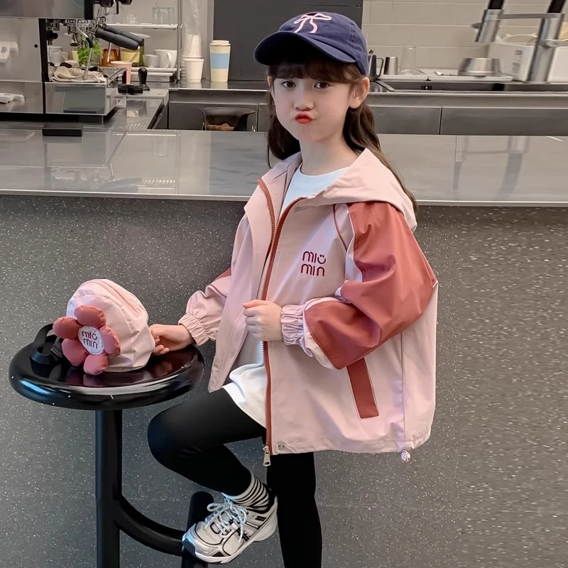 女童春装外套2025新款儿童女孩春秋季冲锋衣连帽字母拼色夹克上衣