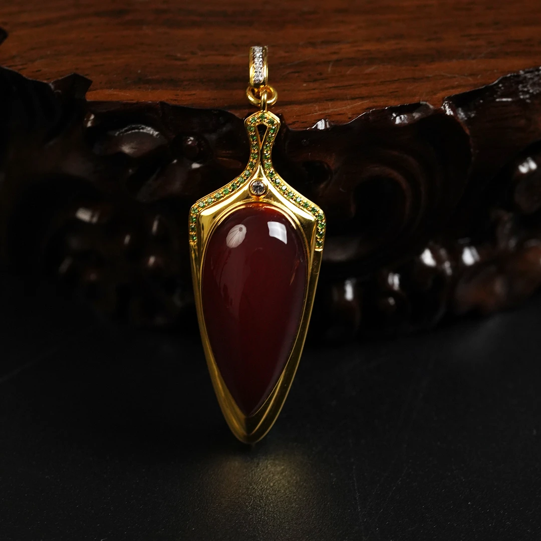 【凤鸣珠宝】天然南红原矿18K金镶嵌典藏级高品阶牛血红吊坠 D-878