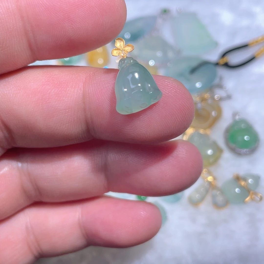 翡翠18K金镶嵌颈饰