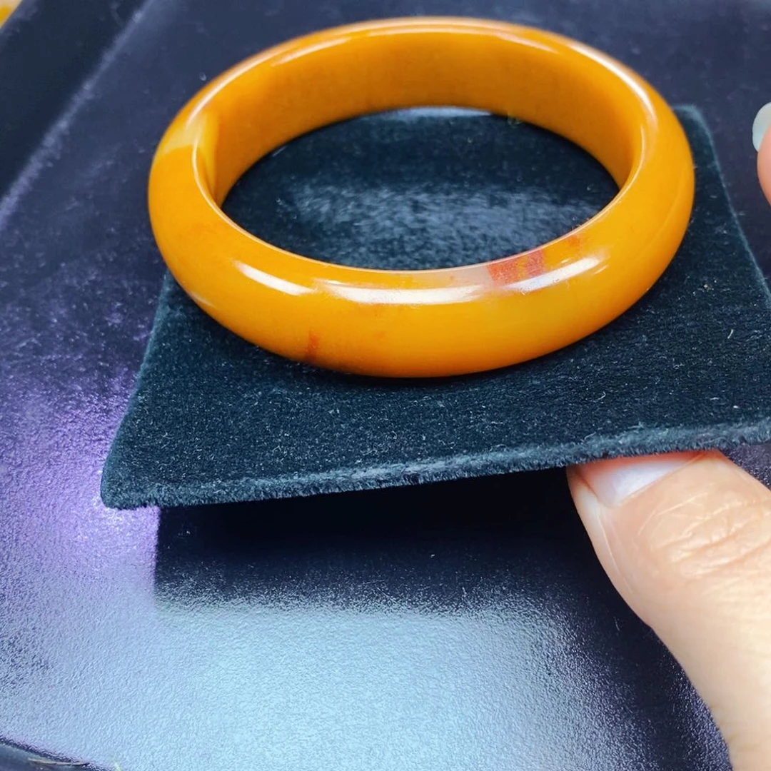 未镶嵌石英质玉（黄龙玉）颈饰