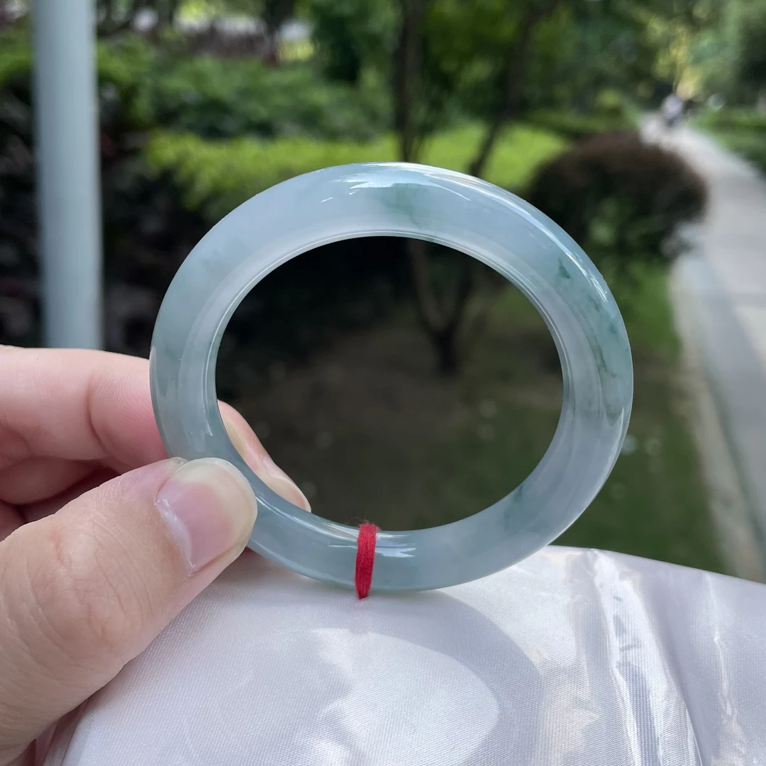 天然翡翠冰胶蓝底飘蓝花手镯 五十一圈口 圆条