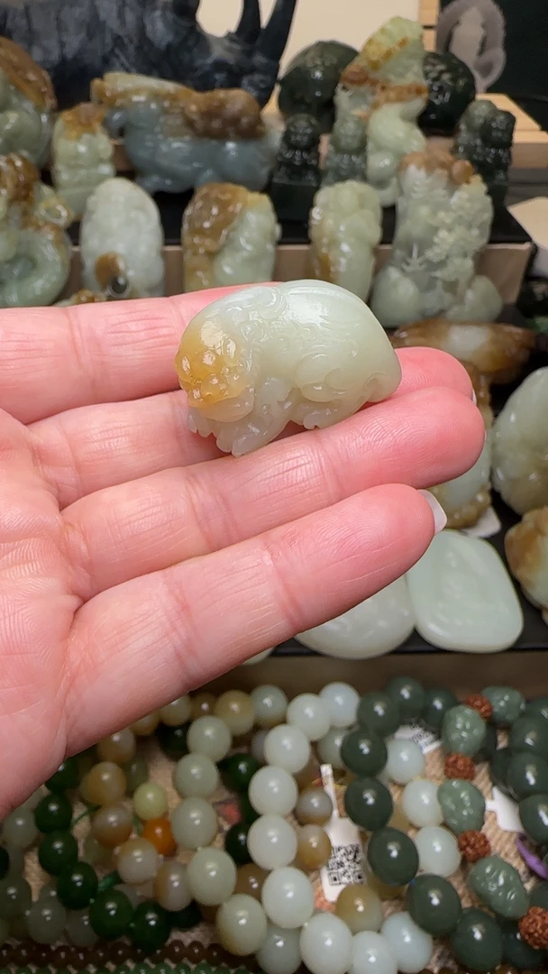 和田玉红糖貔貅吊坠