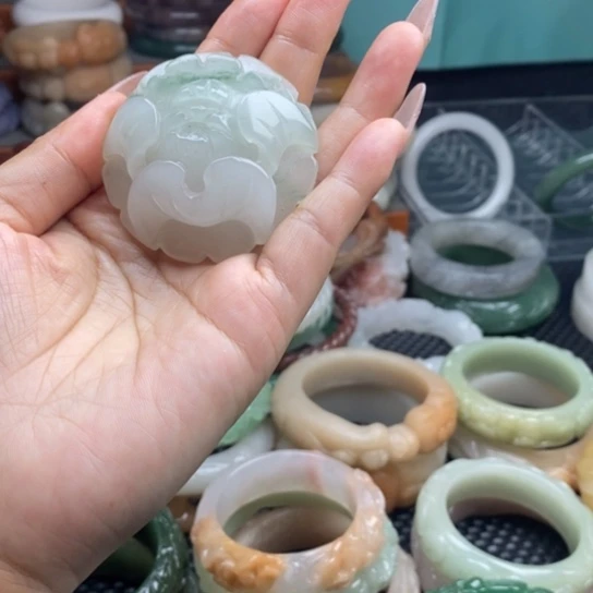 未镶嵌雕花手镯石英质玉