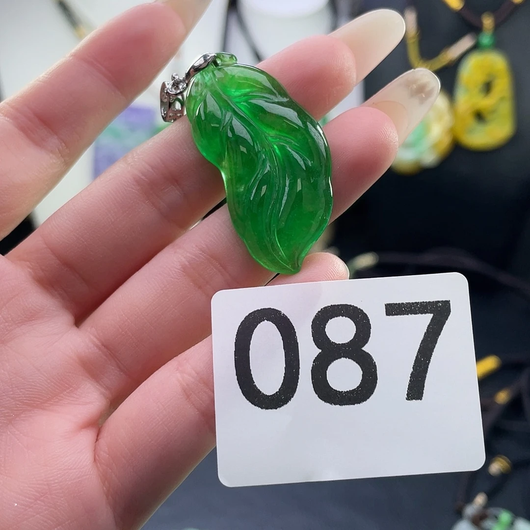 翡翠未镶嵌吊坠(赠链)