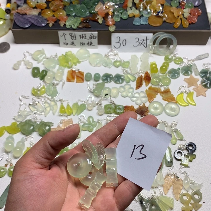 伊***人合金蛇纹石玉耳钉