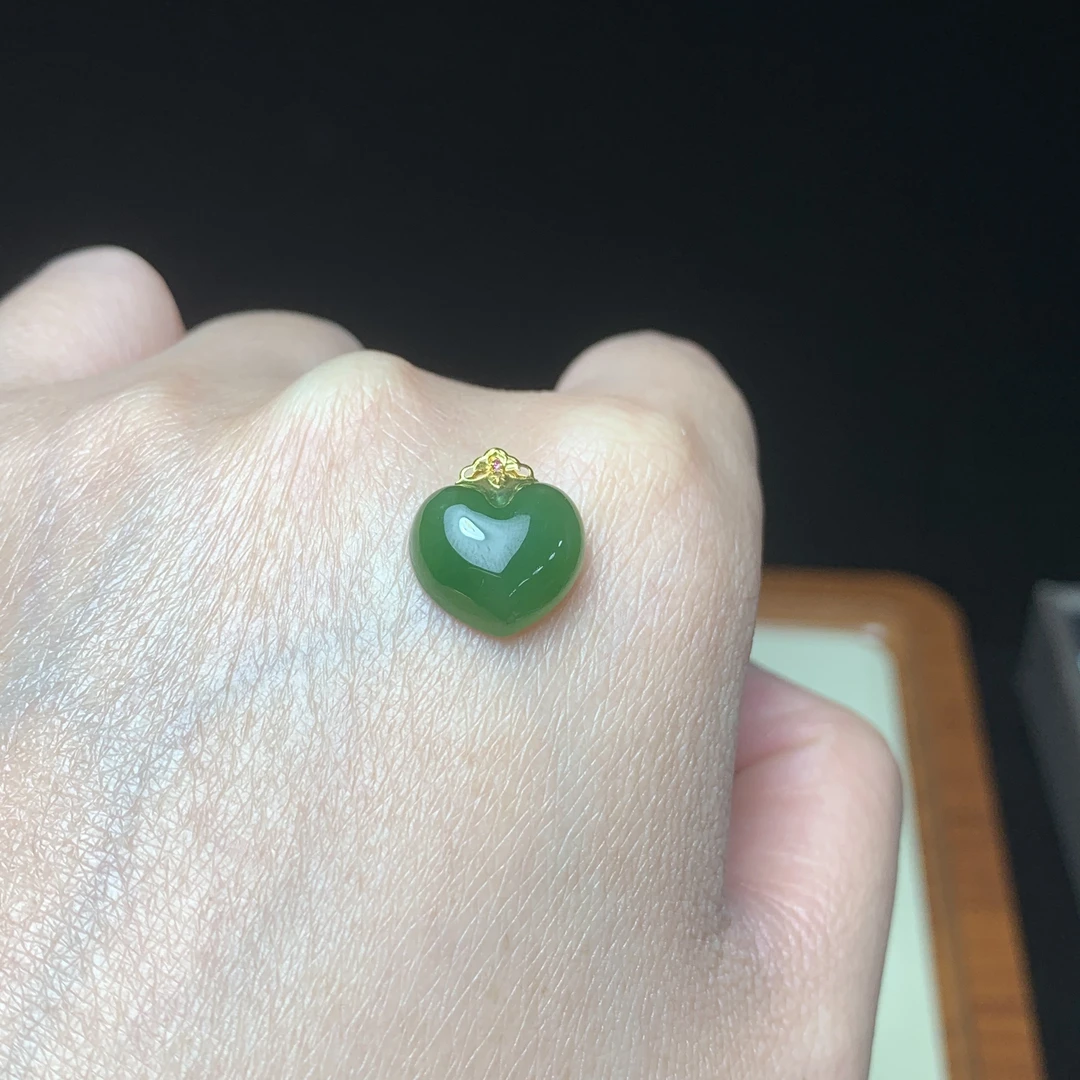 ［钰杰和田玉］和田玉碧玉爱心吊坠 菠菜绿/阳绿18K金镶吊坠