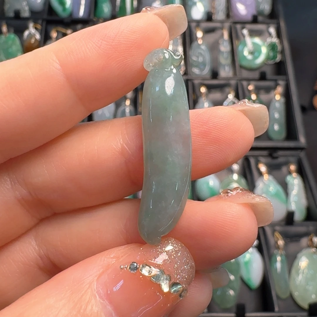 翡翠未镶嵌颈饰福瓜