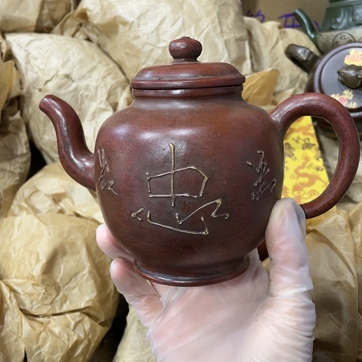 紫砂茶壶原矿泥料，手工制作的一把紫砂壶。