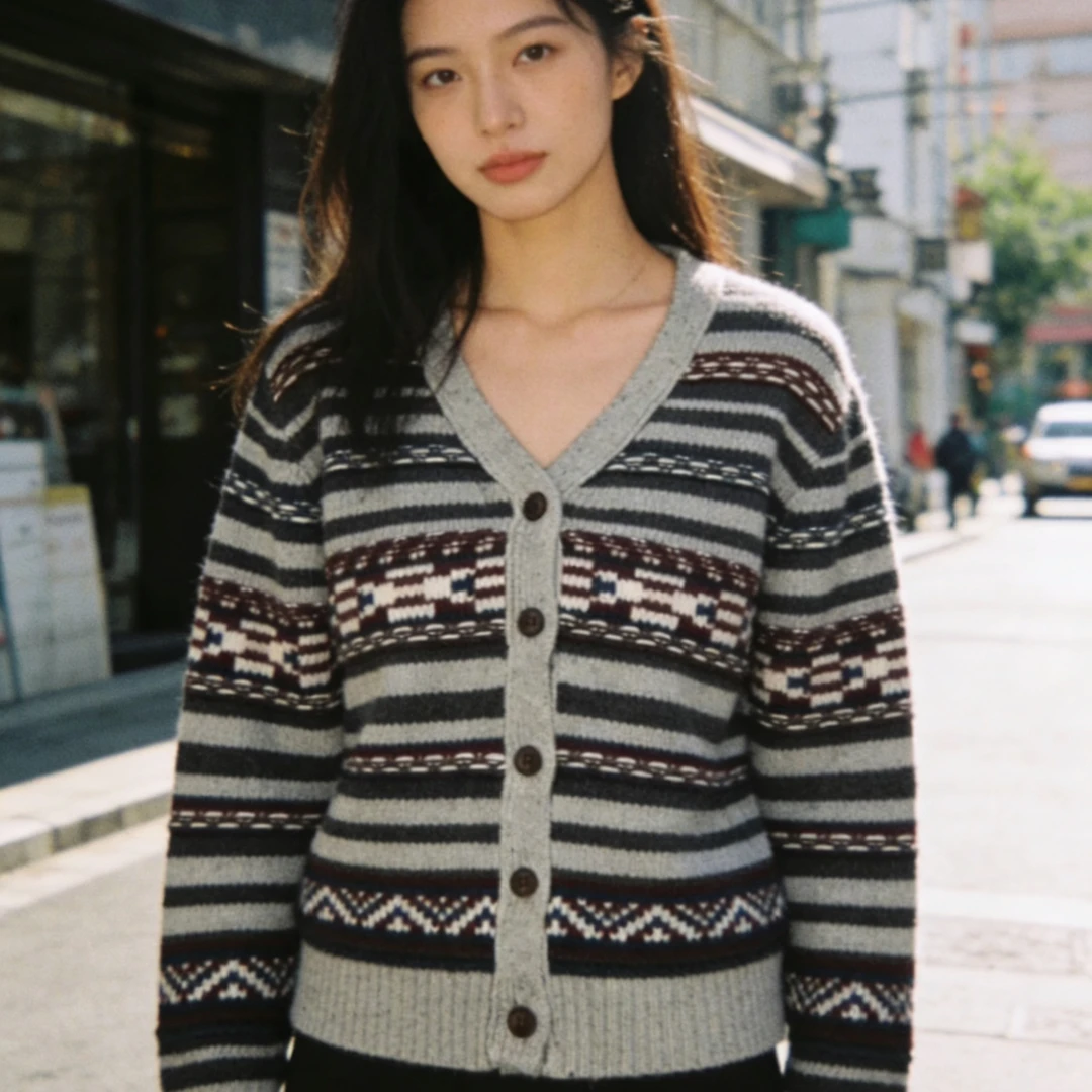 复古费尔岛提花条纹V领开衫女2025冬季新款单排扣宽松毛衣7150