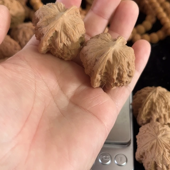 文玩核桃把件38左右微瑕野狼，编号0043