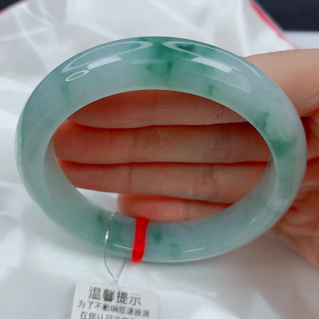 翡翠未镶嵌手镯57.2正圈，底色飘绿花，完整，030