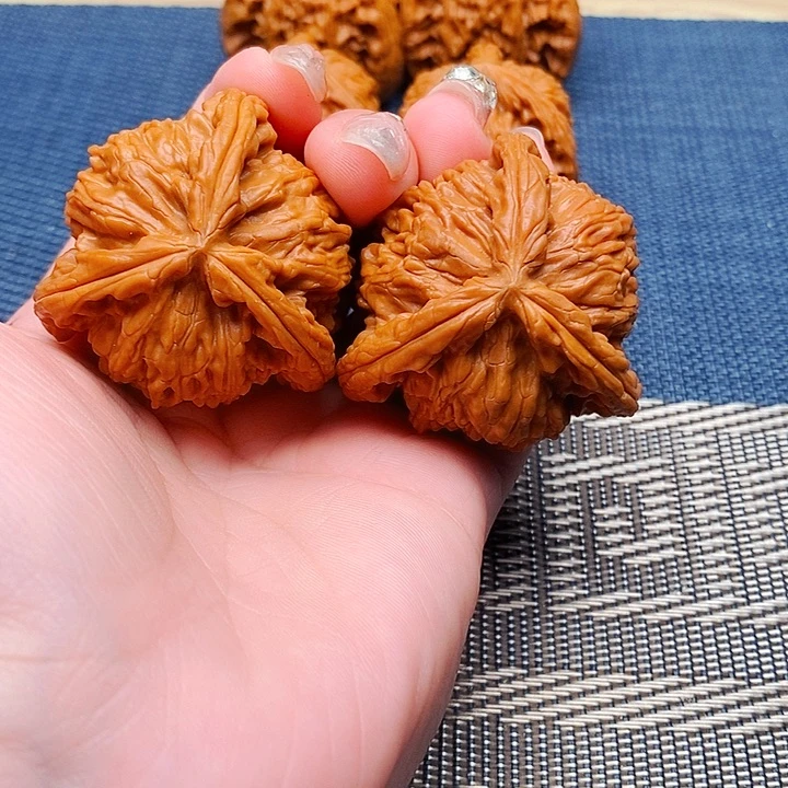 ˇ****文玩核桃吊坠三棱