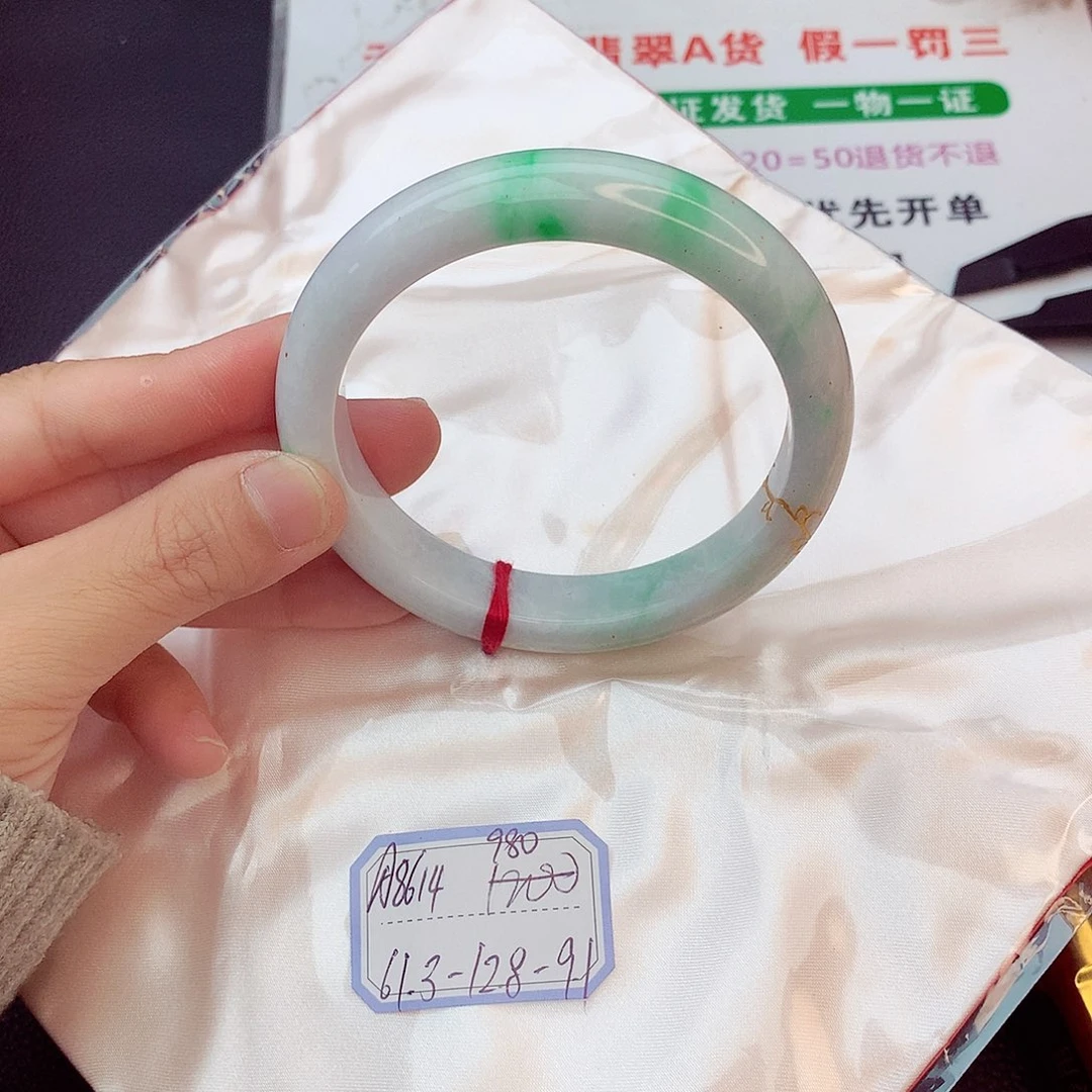 翡翠手镯未镶嵌翡翠