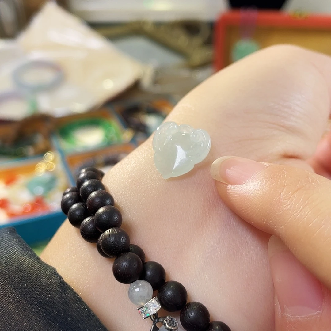 翡翠未镶嵌颈饰爱心如意