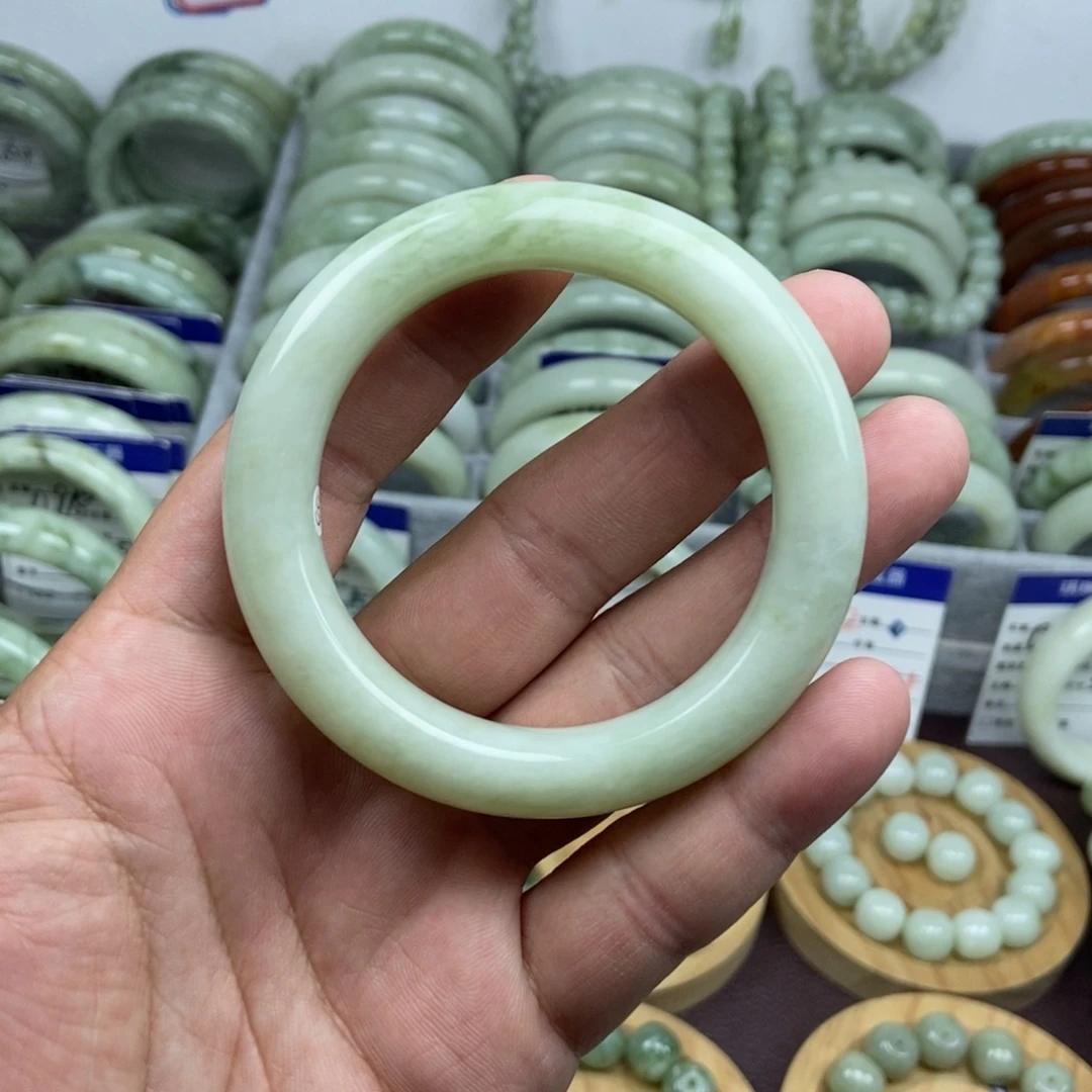 老***。蛇纹石玉未镶嵌手镯