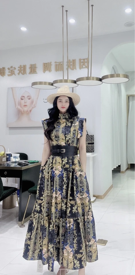 2025今年流行爆款修身法式印花显瘦高腰飘逸大摆连衣裙