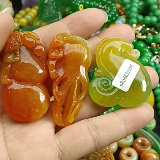 翡翠颈饰未镶嵌菩**音
