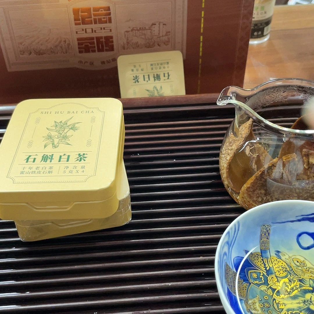 猫***懒杯子里还有很多东西