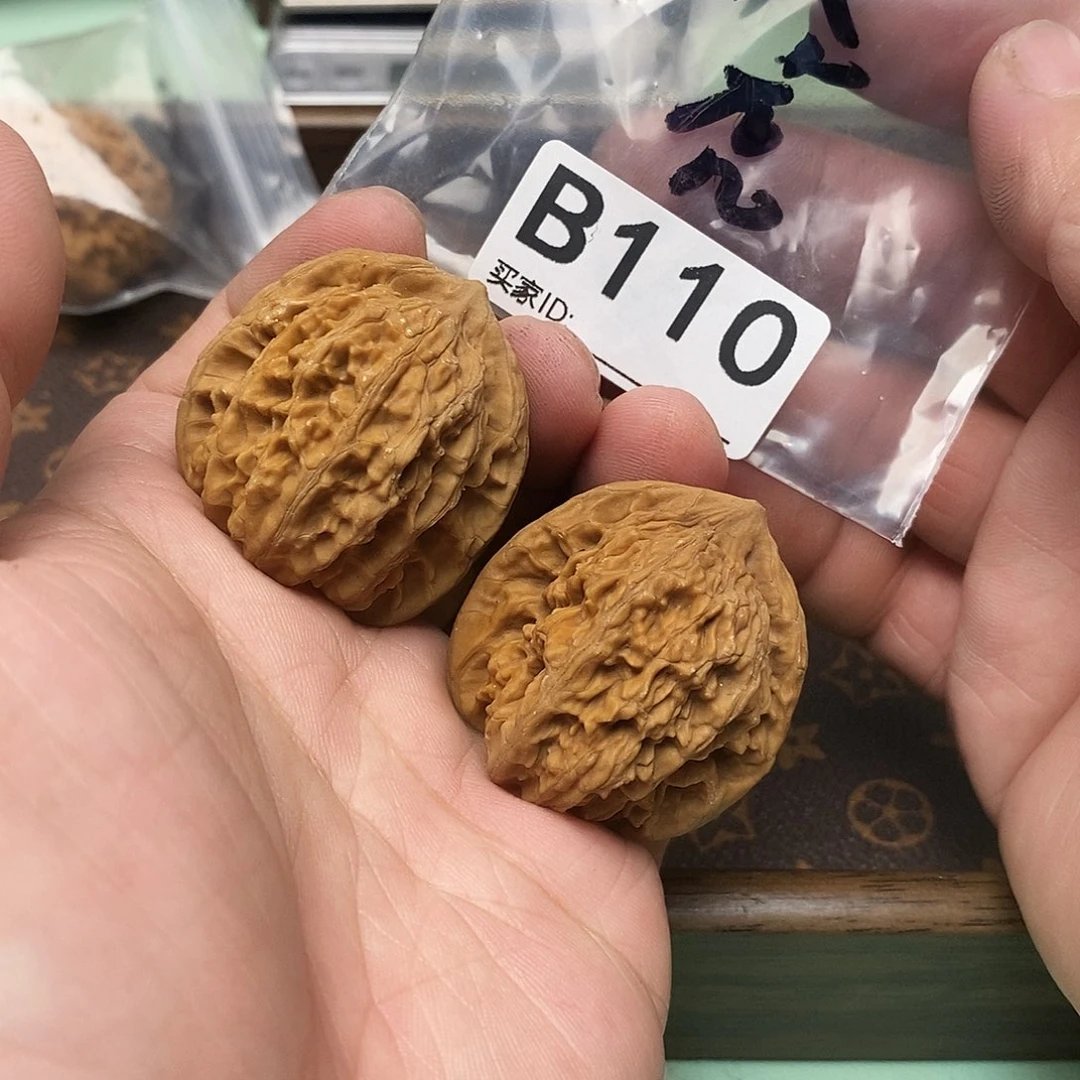 把件文玩核桃龙纹虎头。
